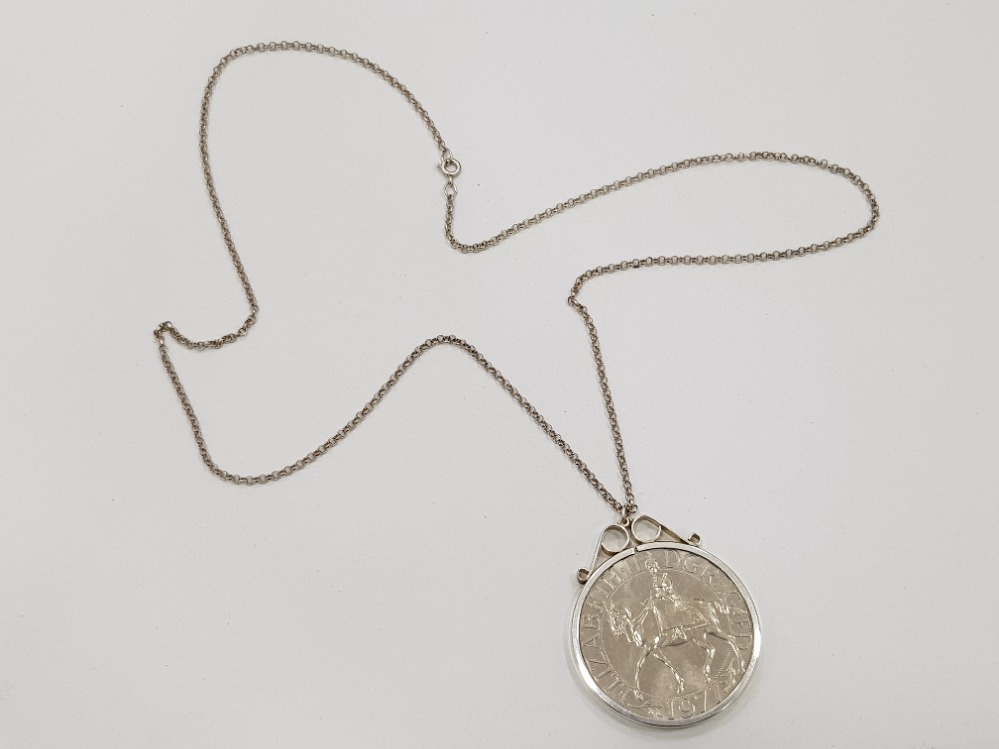 SILVER JUBILEE COIN IN SILVER MOUNT AND CHAIN 38G - Image 4 of 4