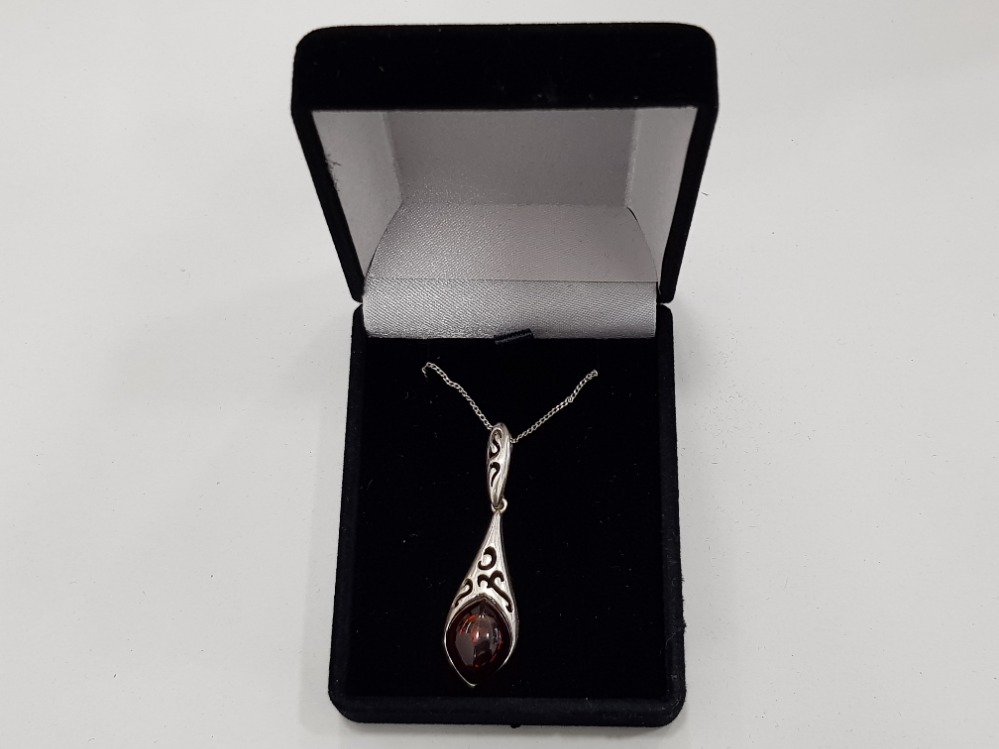 SILVER AND AMBER PENDANT ON CHAIN, 4.2G GROSS