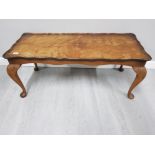 A WALNUT COFFEE TABLE WITH SHAPED EDGE RAISED ON CABRIOLE LEGS 105 X 44 X 44CM