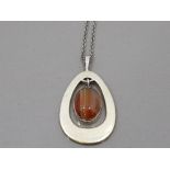 A SILVER AND BANDED AGATE DROPLET PENDANT ON SILVER CHAIN 16G GROSS