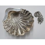 A GEORGE V SILVER SCALLOP SHAPED PIN DISH ON BALL FEET BY ATKIN BROTHERS SHEFFIELD 1915 88.9G