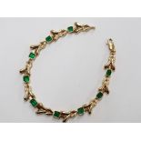 AN 18CT YELLOW GOLD AND OCTAGON STEP CUT COLUMBIAN EMERALD BRACELET, THE EMERALDS BEING NATURAL, 9