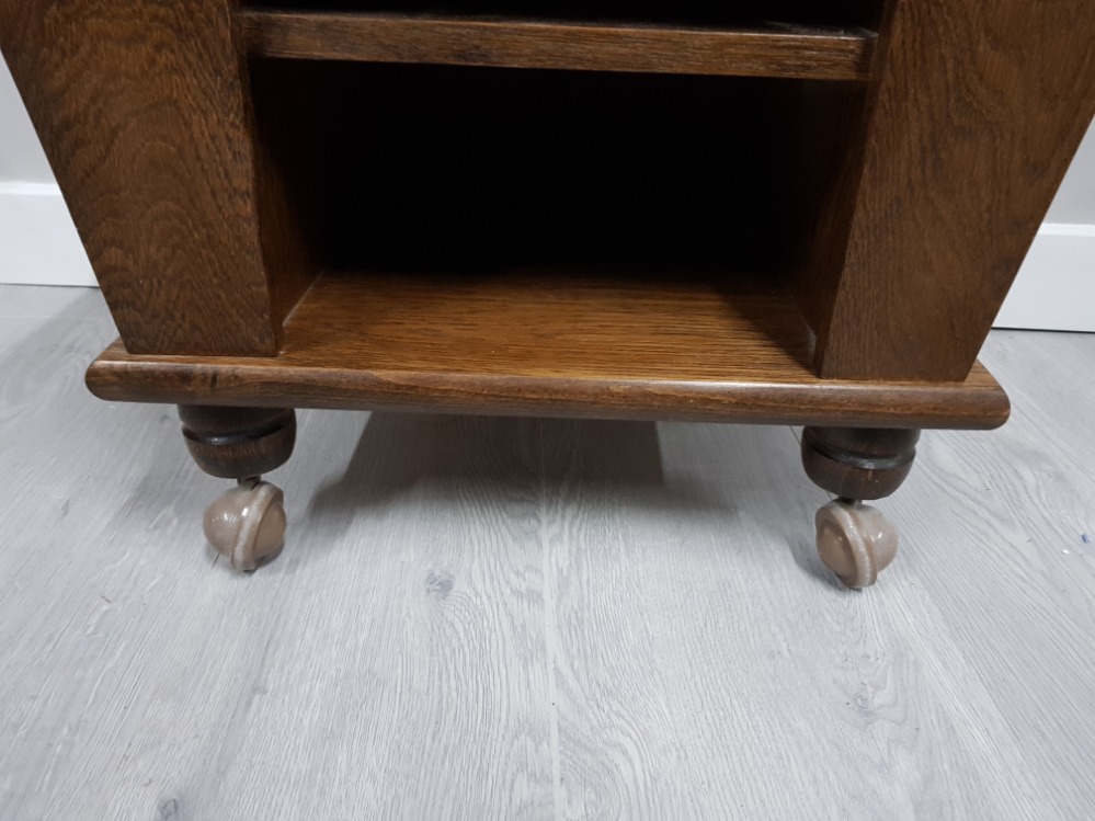 AN OAK OCCASIONAL TABLE/MAGAZINE RACK 50 X 54 X 45CM - Image 2 of 4