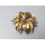 9CT YELLOW GOLD BROOCH WITH THREE PEARLS 4G GROSS