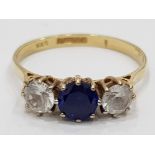 9CT YELLOW GOLD WHITE AND BLUE STONE RING, 3 STONES IN TOTAL, 2G SIZE Q1/2