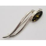 SILVER AND GREEN AMBER BROOCH, 4.9G GROSS