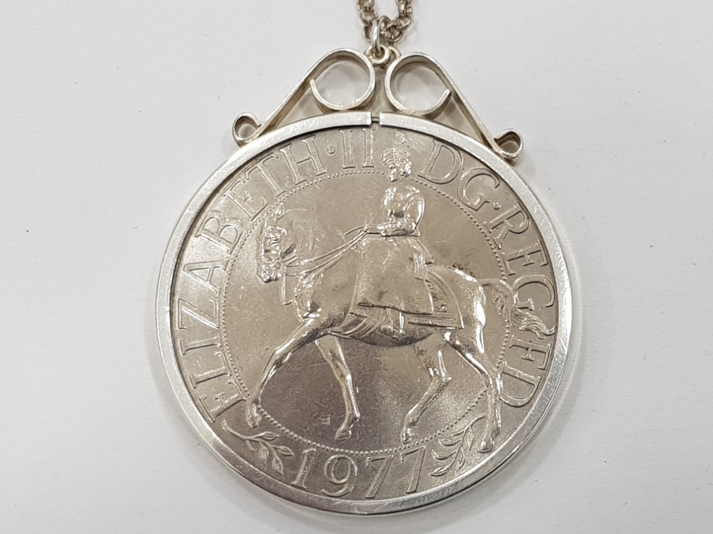 SILVER JUBILEE COIN IN SILVER MOUNT AND CHAIN 38G - Image 2 of 4