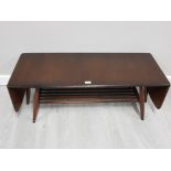 A MID 20TH CENTURY STAINED WOOD DROP LEAF COFFEE TABLE WITH UNDERTIER 161 X 46 X 36CM
