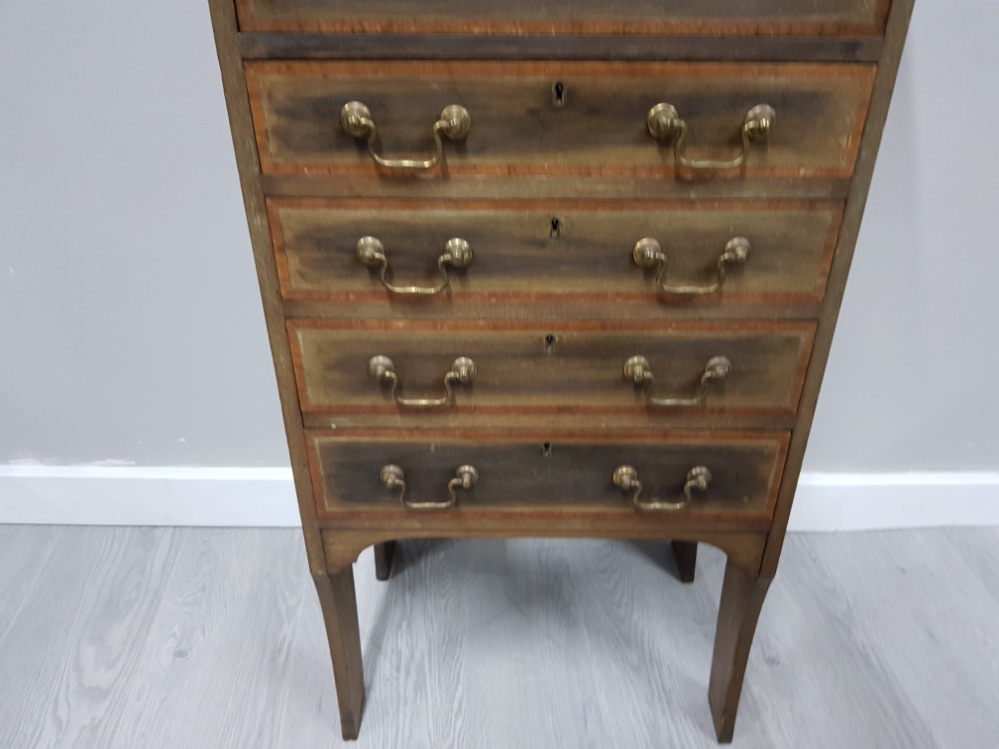 AN EDWARDIAN INLAID MAHOGANY CABINET WITH FOUR DRAWERS BELOW GLAZED DOOR 52 X 123 X 37CM - Image 3 of 4