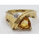 9CT YELLOW GOLD CITRINE TWIST RING, 3.7G SIZE O