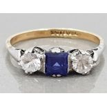 A 9CT YELLOW GOLD AND WHITE METAL BLUE AND WHITE STONE RING SIZE K 1/2 1.7G GROSS