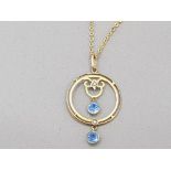 AN EDWARDIAN 9CT YELLOW GOLD BLUE STONE AND SEED PEARL DROPLET PENDANT ON 9CT GOLD CHAIN 2.7G GROSS