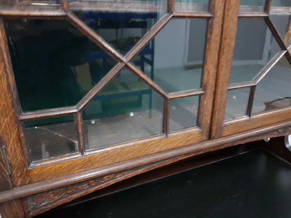 AN EARLY 20TH CENTURY OAK SECRETAIRE LEATHER TOP WITH GLAZED ASTRAGAL BOOKCASE ABOVE 94 X 196 X - Image 2 of 4