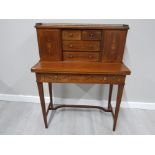 AN EDWARDIAN INLAID WALNUT BONHEUR DE JOUR WITH BRASS GALLERY 84 X 107 X 40CM