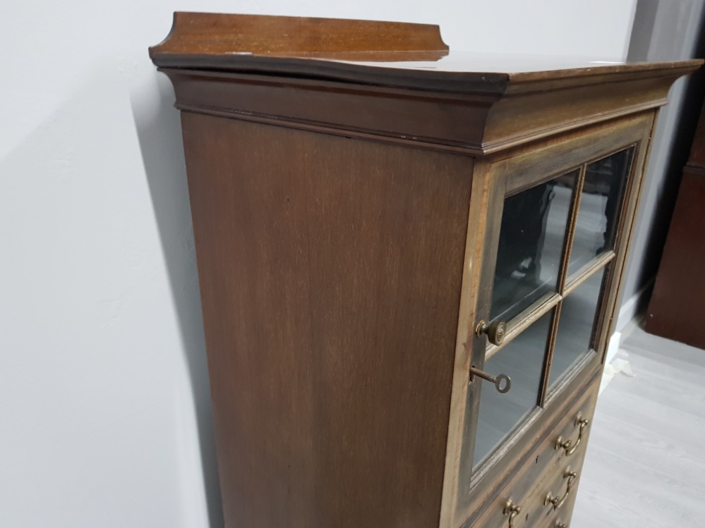 AN EDWARDIAN INLAID MAHOGANY CABINET WITH FOUR DRAWERS BELOW GLAZED DOOR 52 X 123 X 37CM - Image 4 of 4