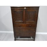 A MID 20TH CENTURY CARVED OAK SIDEBOARD WITH CUTLERY DRAWER 91.5 X 138.5 X 50CM