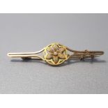 9CT YELLOW GOLD FLOWER BROOCH WITH PEARL 2.8G GROSS