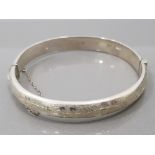 A SILVER BANGLE WITH ENGRAVED DECORATION 13.8G