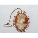 A 9CT YELLOW GOLD CAMEO BROOCH WITH GILT METAL SAFETY CHAIN 4CM LONG 8.6G GROSS