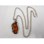 A SILVER AND AMBER PENDANT ON HEAVY SILVER LINK CHAIN 37.1G GROSS