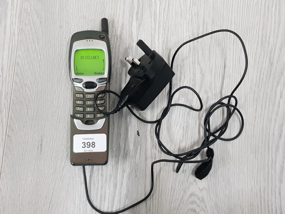 A NOKIA BT CELLENT MOBILE PHONE WITH CHARGER