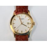 A GENTS GOLD PLATED WRISTWATCH WITH TAN LEATHER STRAP