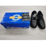 A PAIR OF SIZE 10 SAFETY WORK SHOES BLACK UNWORN BOXED