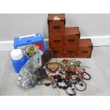 SELECTION OF MISCELLANEOUS COSTUME JEWELLERY HOUSED IN A 6 DRAWER JEWELLERY CHEST TOGETHER WITH