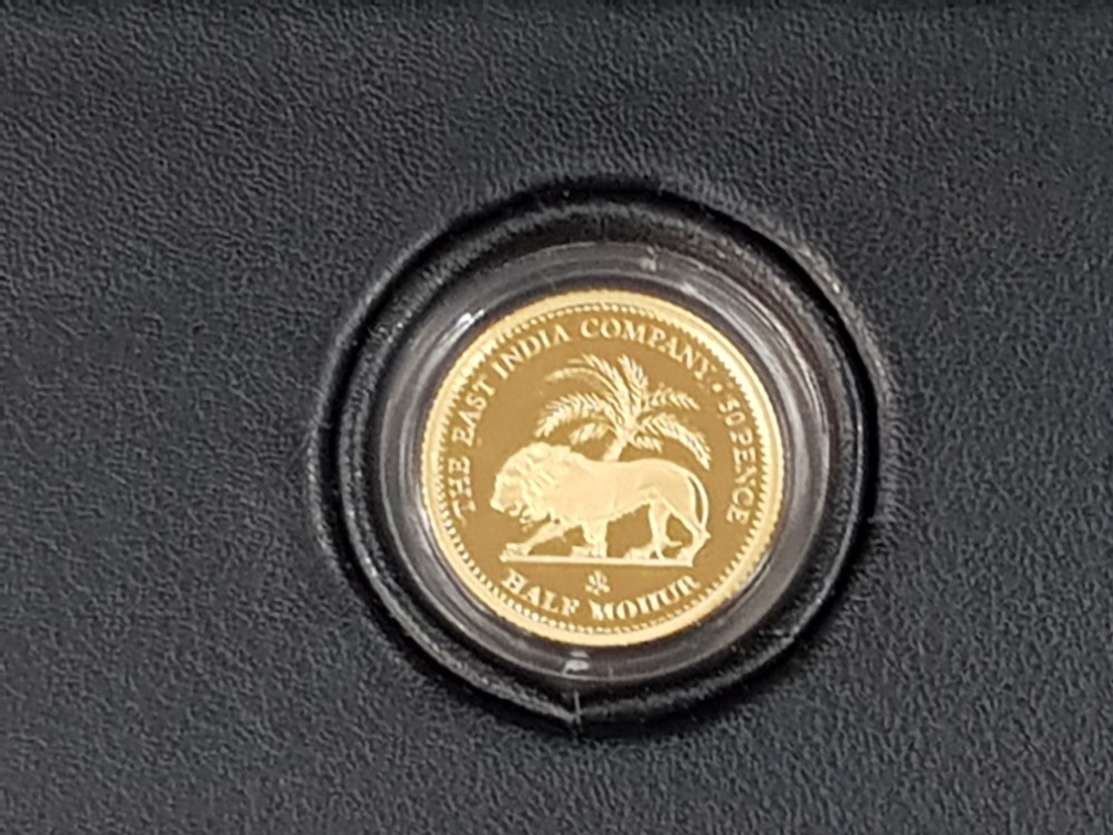 GOLD COINS EAST INDIA COMPANY 2014 GOLD 2014 HALF MOHUR 5.83G (PURE) SUPERB PROOF IN PLUSH - Image 2 of 3