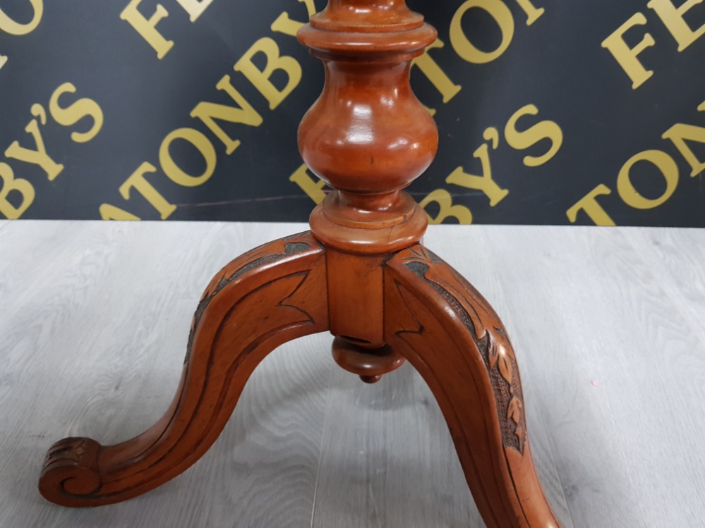 AN ASSOCIATED MAHOGANY AND WALNUT TRIPOD WINE TABLE 50CM DIAMETER - Image 3 of 3