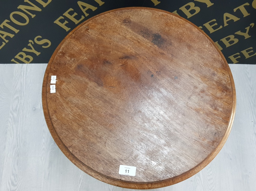 AN ASSOCIATED MAHOGANY AND WALNUT TRIPOD WINE TABLE 50CM DIAMETER - Image 2 of 3