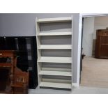 A GREY LAMINATE OPEN STEPPED BOOKCASE 92.5 X 198 X 32CM