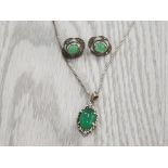 A PAIR OF STERLING SILVER GREEN AGATE AND MARCASITE STUD TYPE EARRINGS AND NEAR MATCHING PENDANT ON