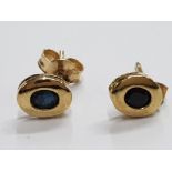 A PAIR OF 9CT YELLOW GOLD AND BLUE STONE STUD EARRINGS .9G GROSS