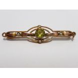 9CT YELLOW GOLD PERIDOT AND PEARL BROOCH 3.0G GROSS