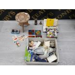 MIXED LOT INCLUDING 1960S SPORTS BINOCULARS, SMALL MINORS LAMP, ART GLASS AND WOODBINE CARDS