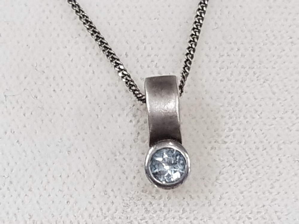 A SILVER AND BLUE STONE PENDANT ON SILVER CHAIN WITH MATCHING EARRINGS BY KIT HEATH BOXED TOGETHER - Image 2 of 4