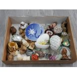 A TRAY OF CABINET FIGURES AND OWLS IN POTTERY PORCELAIN AND RESIN TOGETHER WITH CRYSTAL ITEMS AND