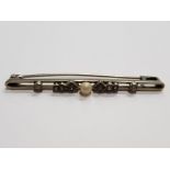 WHITE STONE AND PEARL BROOCH WITH WHITE METAL 3.3G GROSS
