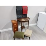 JOB LOT OF FURNITURE CONTAINS 2 UPHOLSTERED FOOTSTOOLS AND 2 VINYL FOOTSTOOLS ALSO INCLUDES