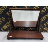 EDWARDIAN MAHOGANY DRESSING TABLE MIRROR WITH BRASS CANDLE HOLDERS W-53CM H-40CM