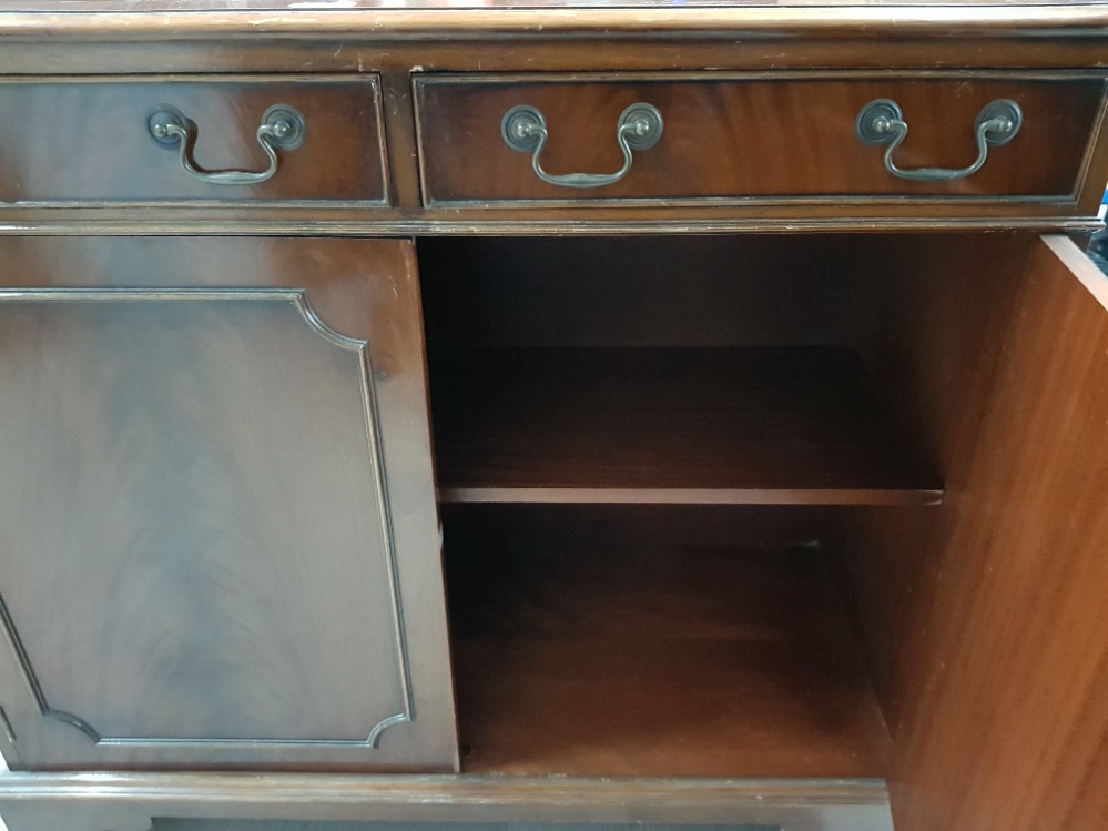 A MAHOGANY SIDE CABINET WITH SWAN NECK HANDLES 98 X 87 X 40CM - Image 2 of 3