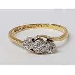 18CT GOLD AND PLATINUM 3 STONE DIAMOND RING, 2G SIZE M1/2