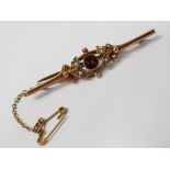 9CT YELLOW GOLD GARNET AND PEARL BROOCH, 2.8G