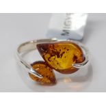 A SILVER AND AMBER RING OF DOUBLE TEAR DROP DESIGN SHOP TAG STAMPED R 1/2 3.4G GROSS