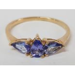 A 9CT YELLOW GOLD AND BLUE STONE RING SIZE R 1/2 1.7G GROSS