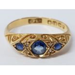 18CT YELLOW GOLD BLUE THREE STONE RING SET WITH FOUR SMALL DIAMONDS, 2.7G GROSS SIZE O