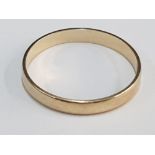 A VINTAGE 9CT YELLOW GOLD WEDDING BAND SIZE N 1.1G