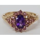 9CT YELLOW GOLD PURPLE AND PINK STONE CLUSTER RING, 2.7G SIZE O