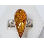 A SILVER AND AMBER RING STAMPED SIZE R 1/2 4G GROSS